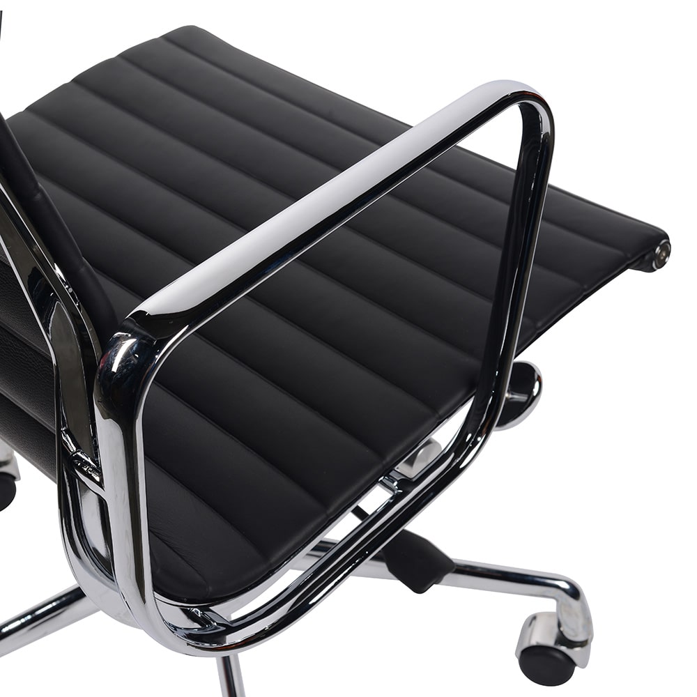 Эргономичное кресло Eames Ribbed Office Chair EA 117, черная кожа